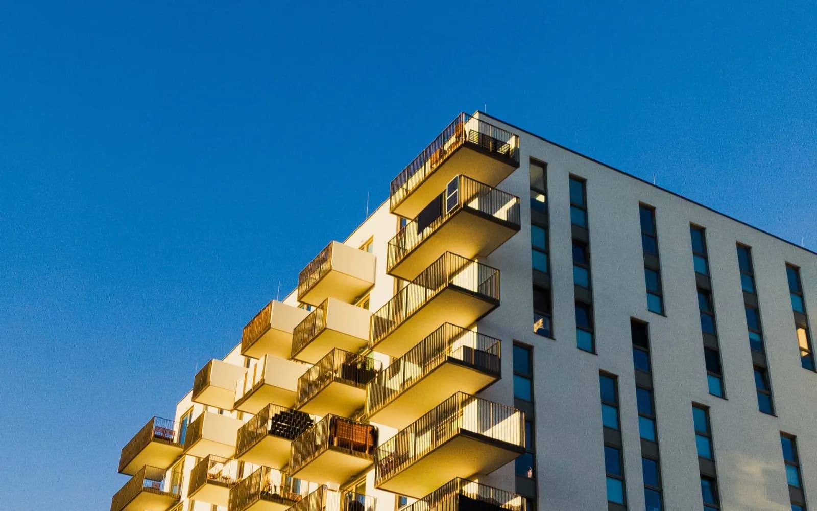 Gaziantep gayrimenkul değerleme: altın saat ışığında modern apartman ve derin mavi gökyüzü